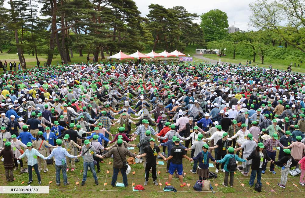 Hakodate event renews Guinness record for human chain