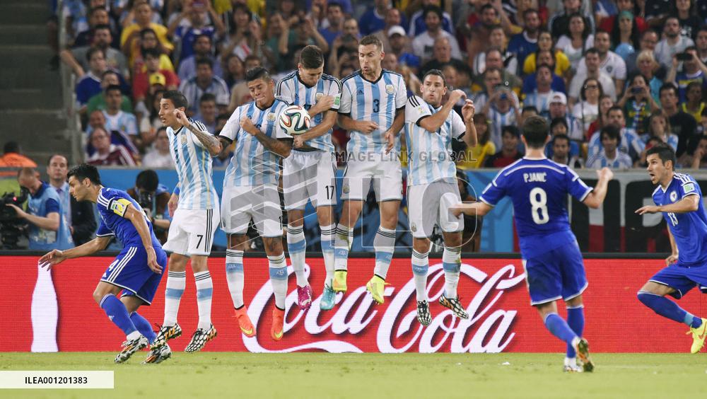 Argentina beat Bosnia-Herzegovina 2-1