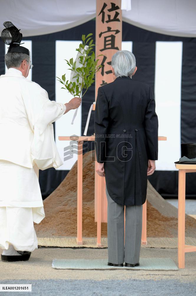 Emperor, empress visit Prince Katsura's grave