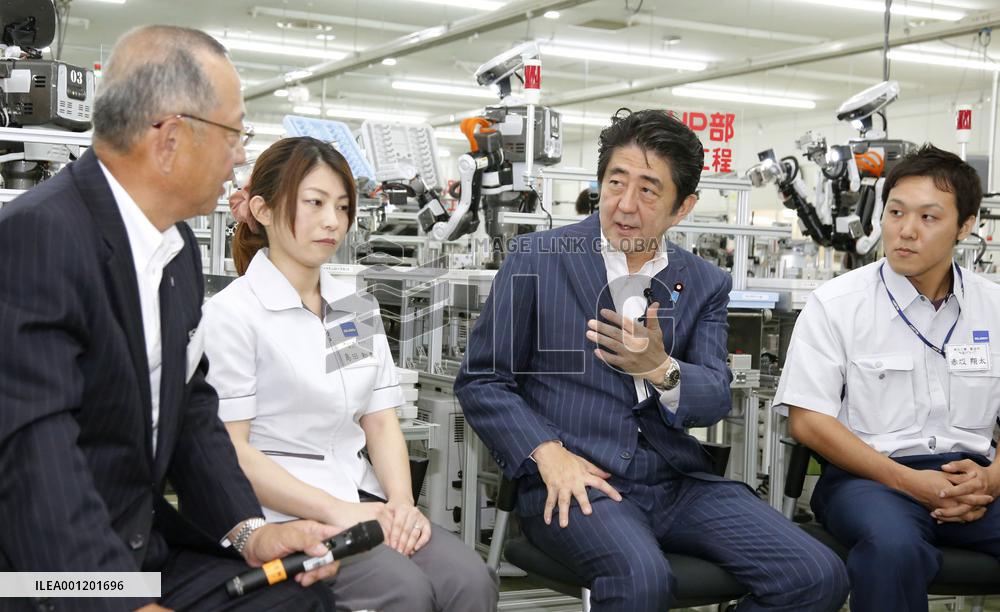 Abe talks with plant workers in Saitama Pref.