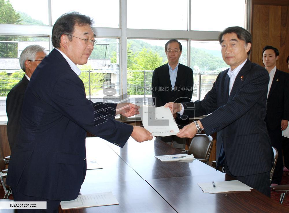 Kawauchi Village's petition for thorough decontamination