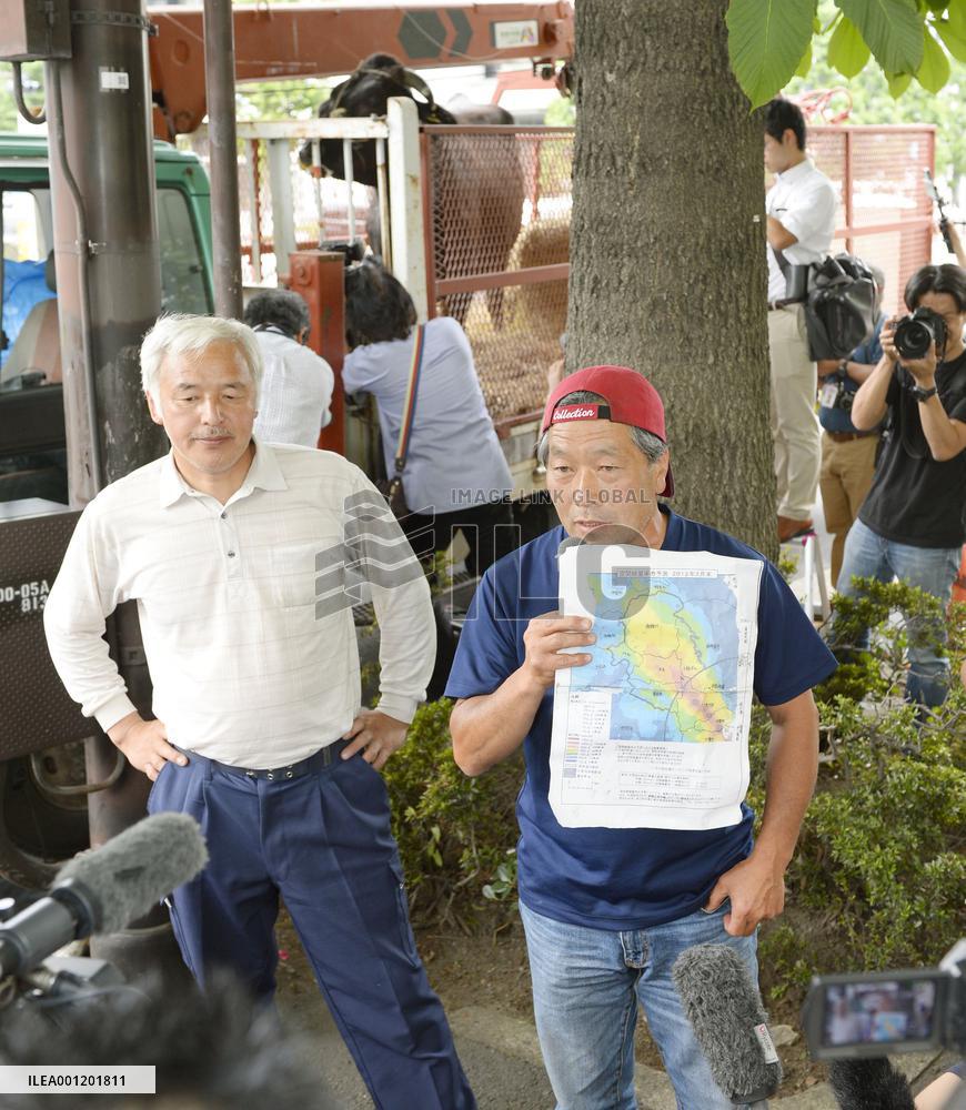 Fukushima cattle farmer brings cow for protest at farm ministry