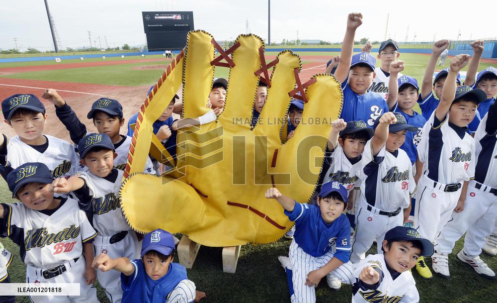 Giant baseball glove unveiled in disaster-hit Ishinomaki
