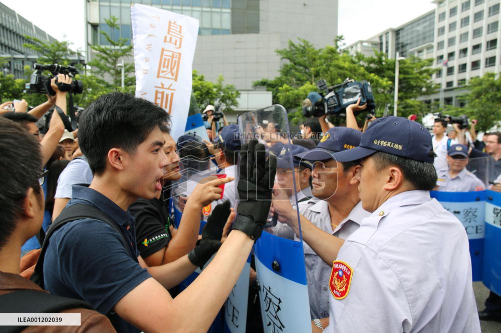 Protesters squabble with police over cross-strait talks