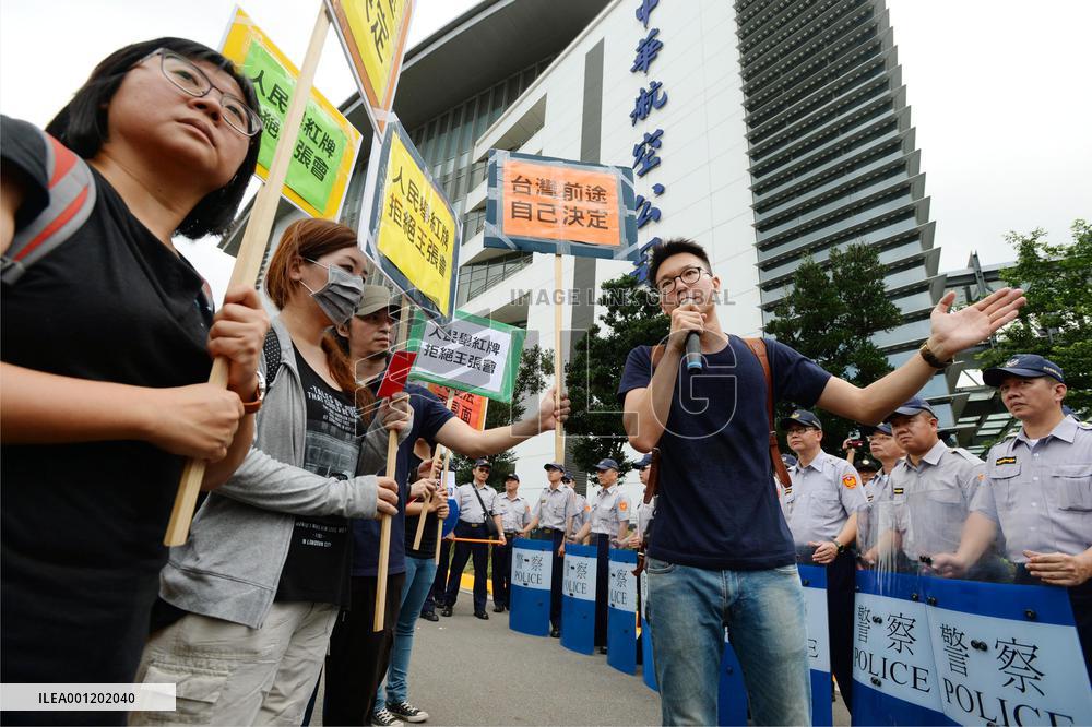 Protesters voice opposition to cross-strait talks