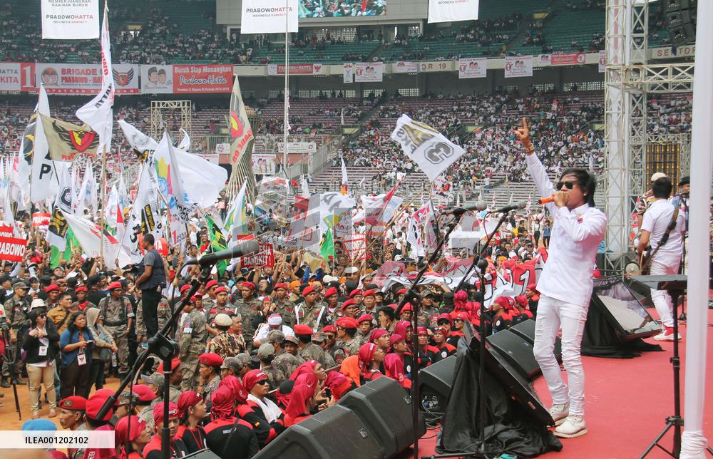 Singing for presidential candidate