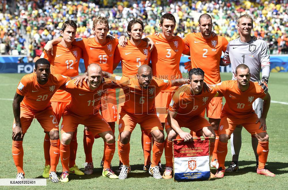 Netherlands beat Mexico 2-1