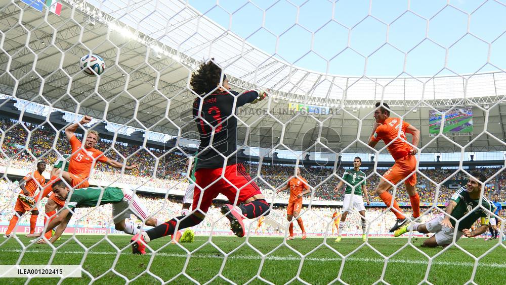 Netherlands beat Mexico 2-1