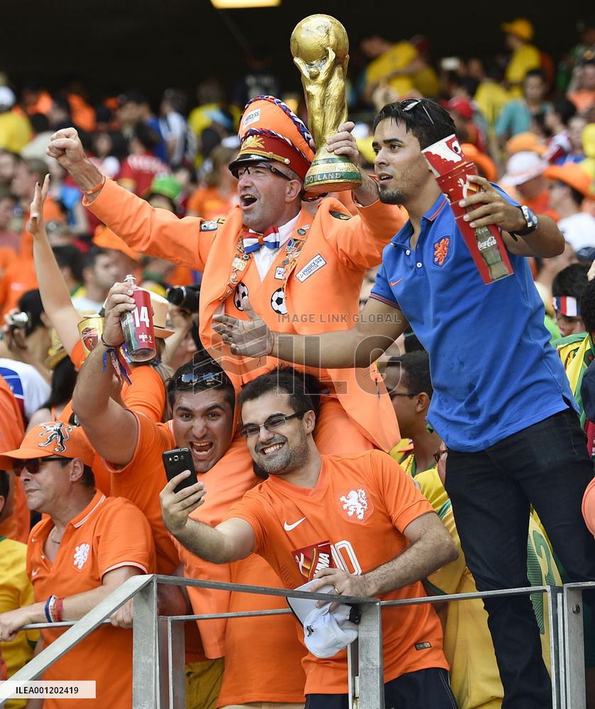 Netherlands beat Mexico 2-1