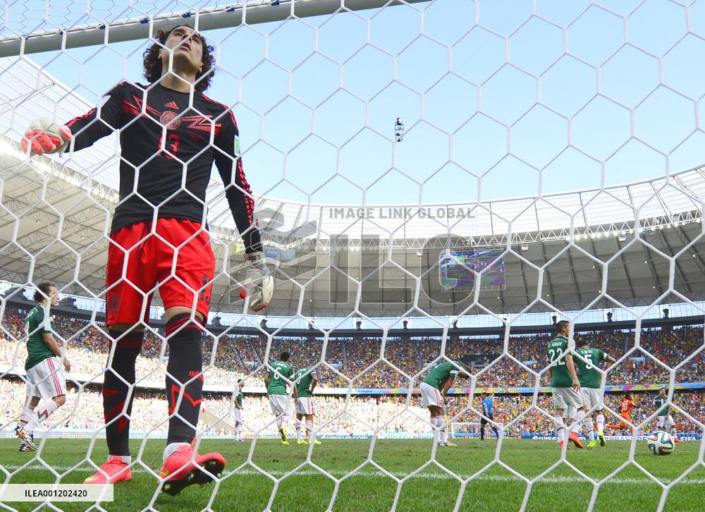 Netherlands beat Mexico 2-1