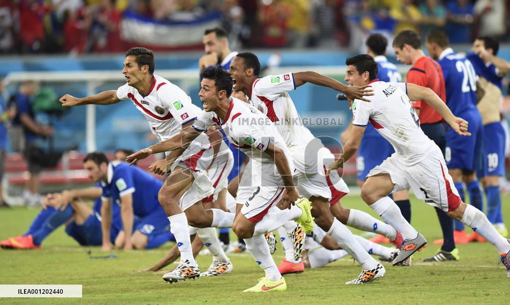 Costa Rica edge Greece on penalties