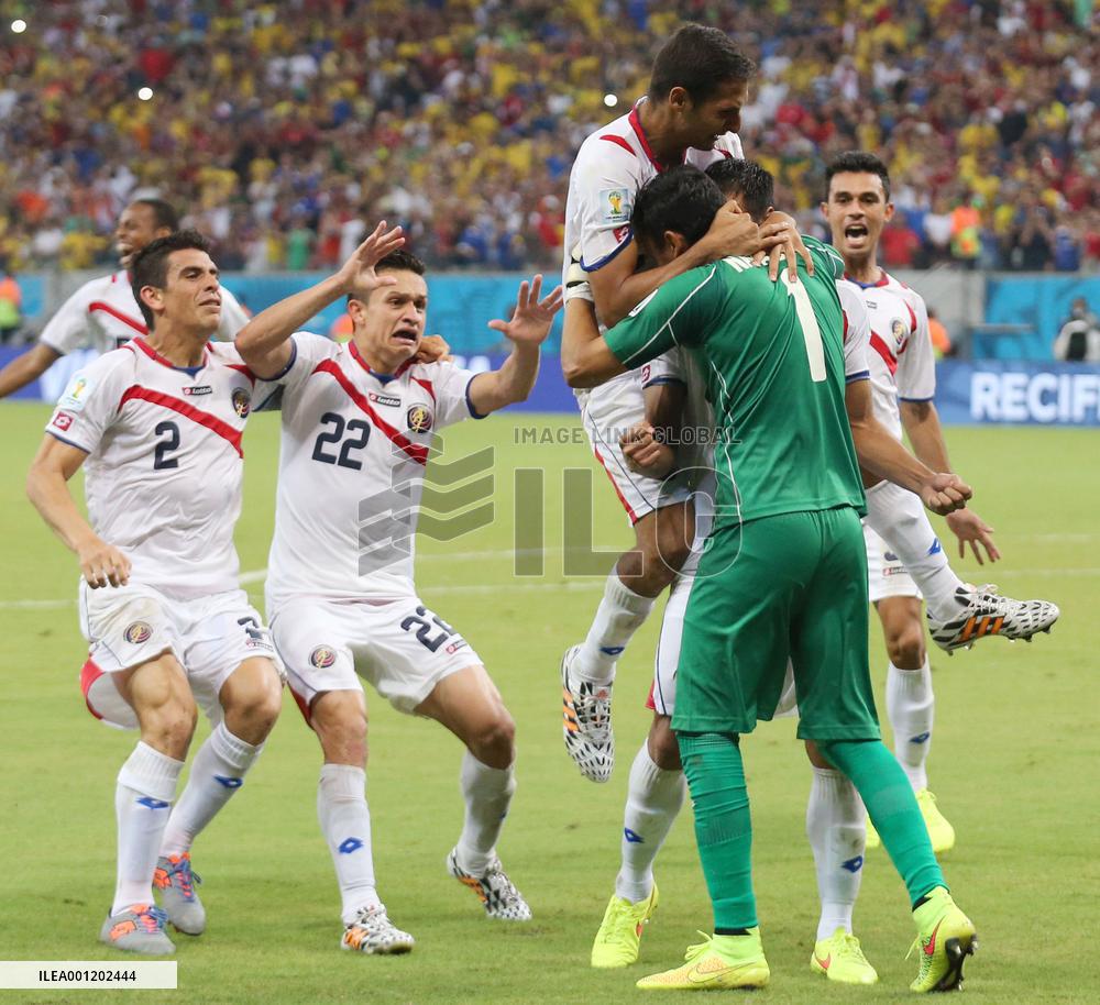 Costa Rica edge Greece on penalties