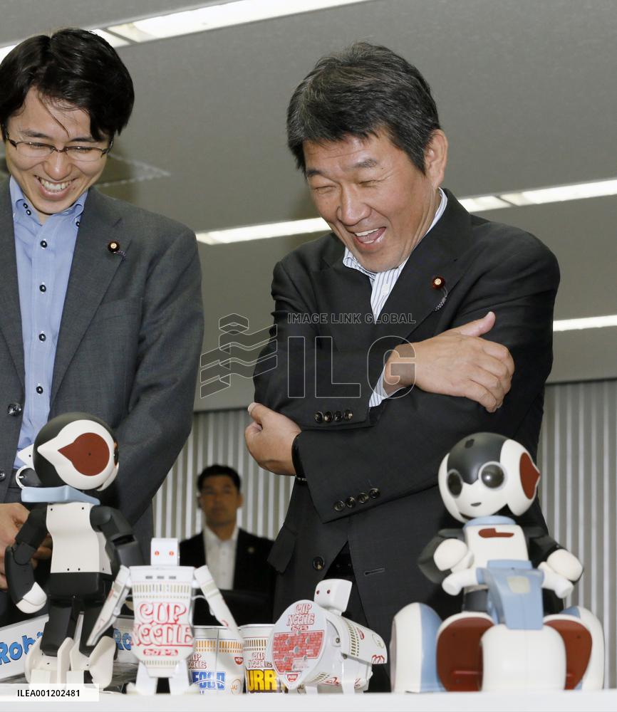 Trade minister visits robot developer in Osaka