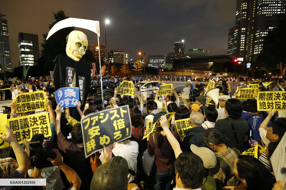 10,000 protest in Tokyo over security policy change