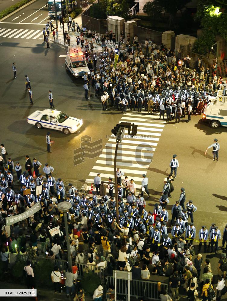 10,000 protest in Tokyo over security policy change
