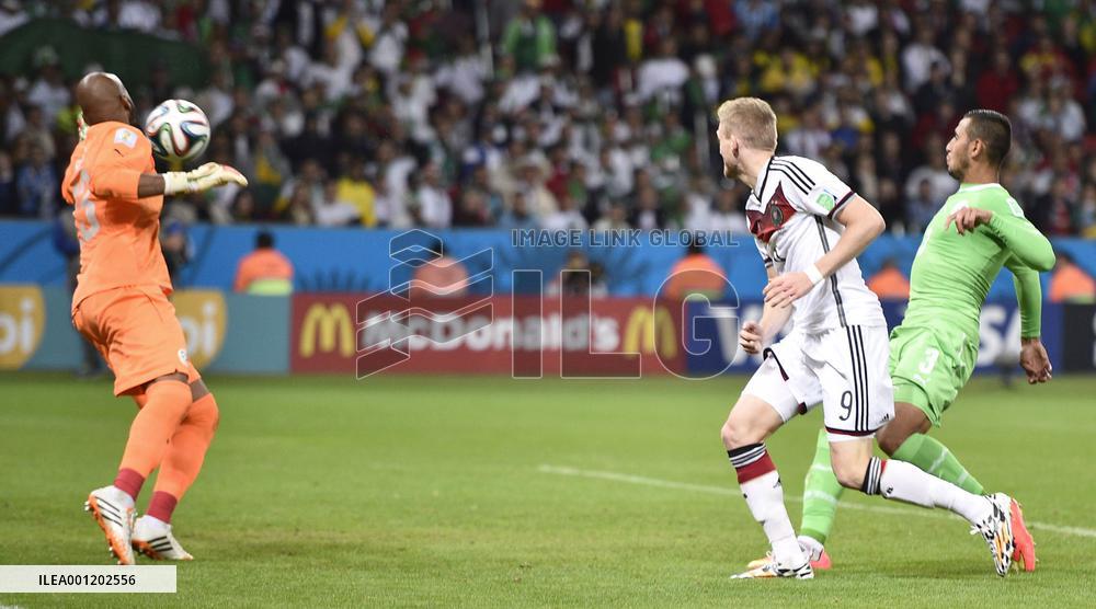 Germany defeat Algeria 2-1