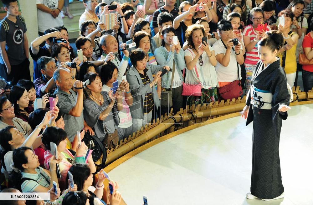Kyoto kimono show lures large crowd of people