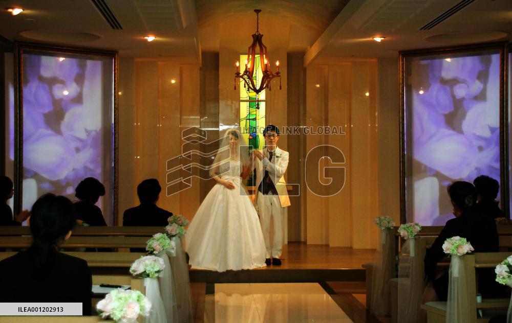 Mock wedding ceremony features hologram projection