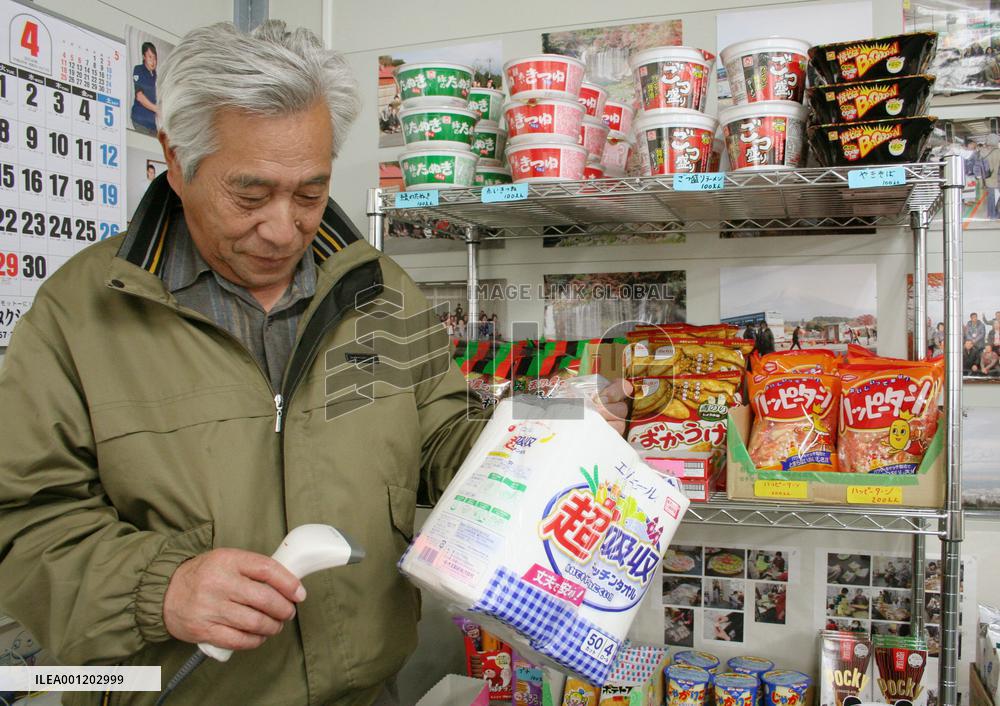 Man shops at unmanned store in Iwate temporary housing