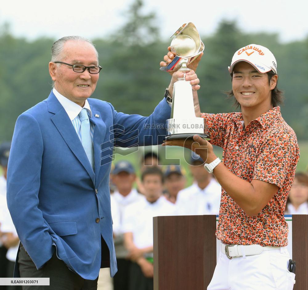 Sega Sammy Cup golf tourney winner Ishikawa gets trophy