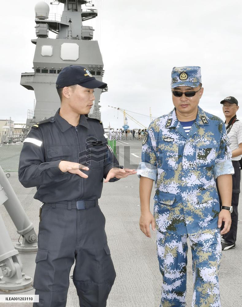 Chinese officer visits Japanese destroyer during RIMPAC