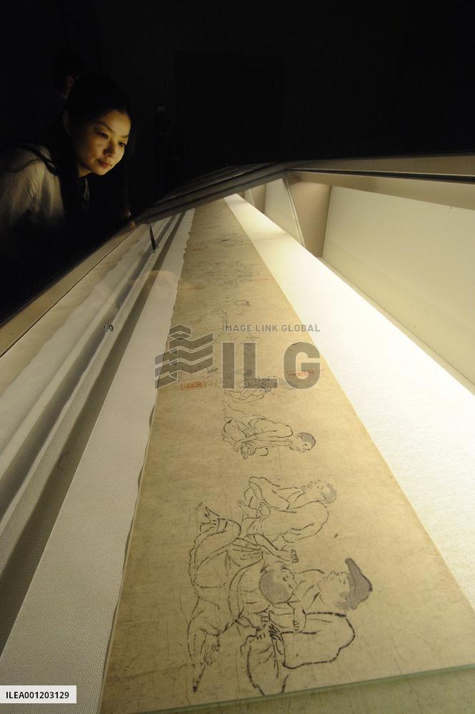 2 scrolls of 'Choju-giga' shown to press