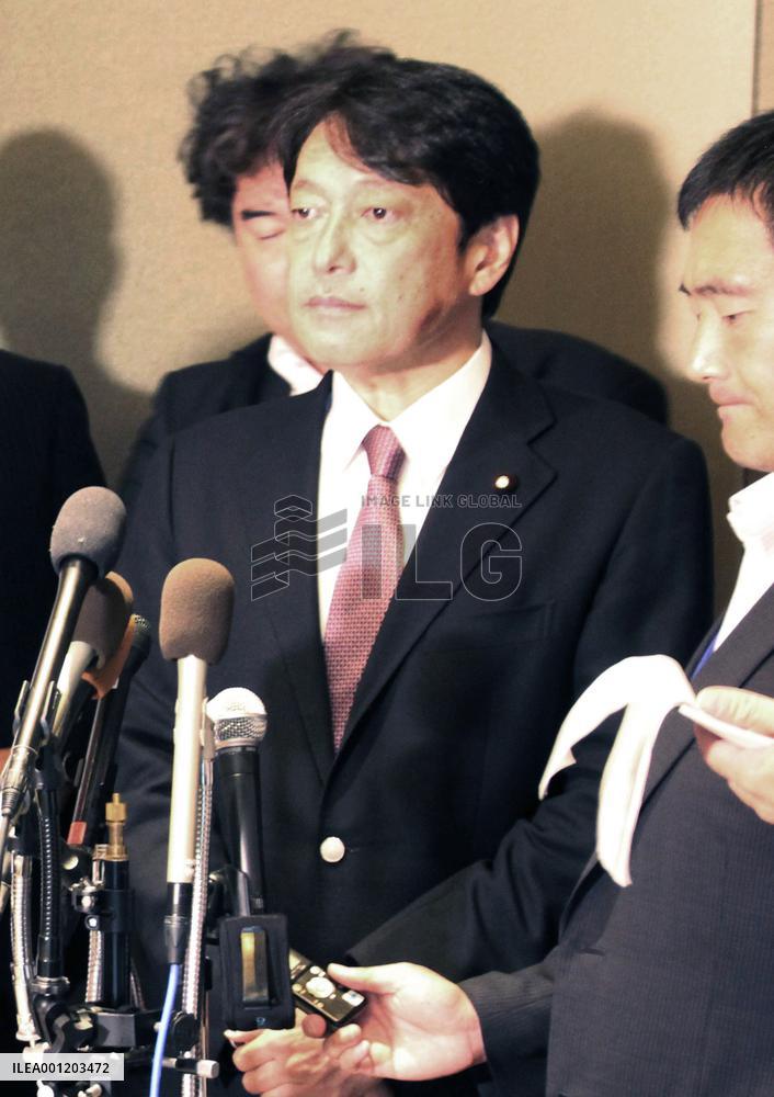 Japan's defense chief take test ride aboard Osprey