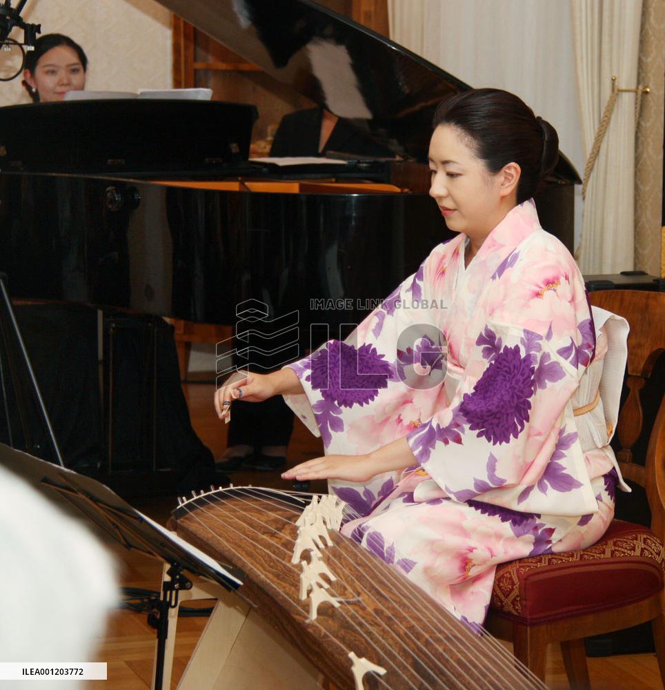 Japanese harp player, pianist perform in Vienna