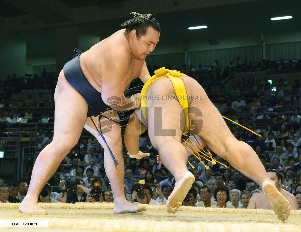 Harumafuji falls, Hakuho, Kakuryu still standing on 4th day