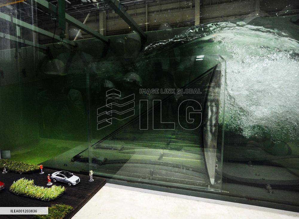 Kyoto Univ's tsunami breakwater model tested