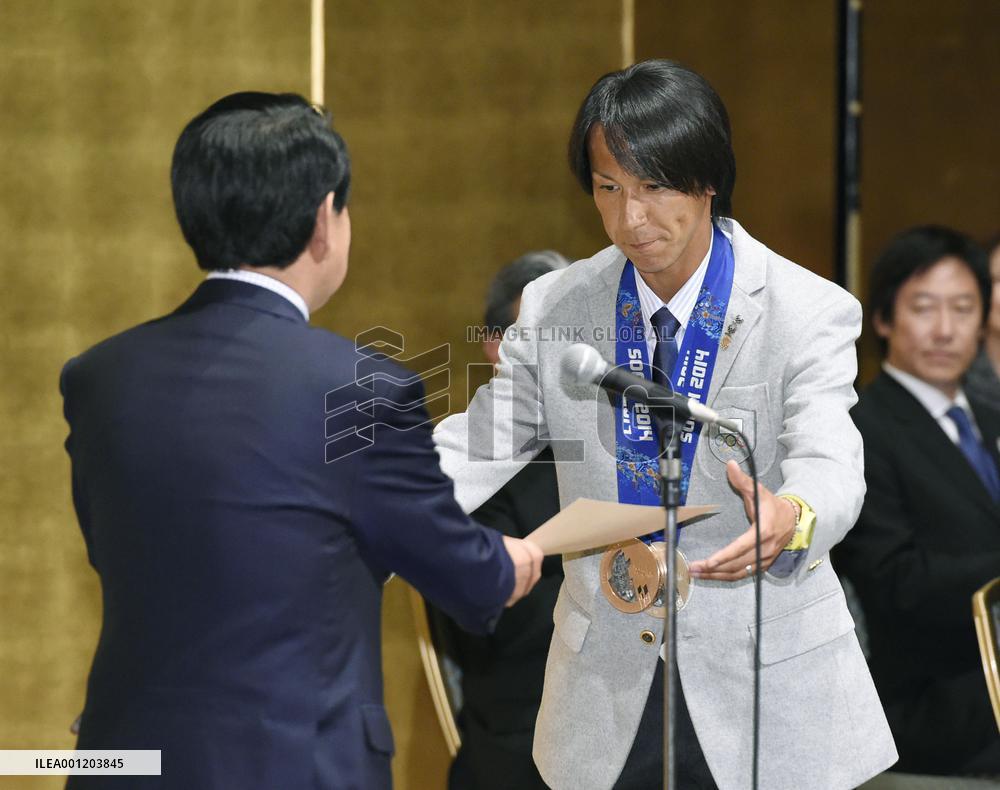 Ski jumper Kasai receives prize from gov't