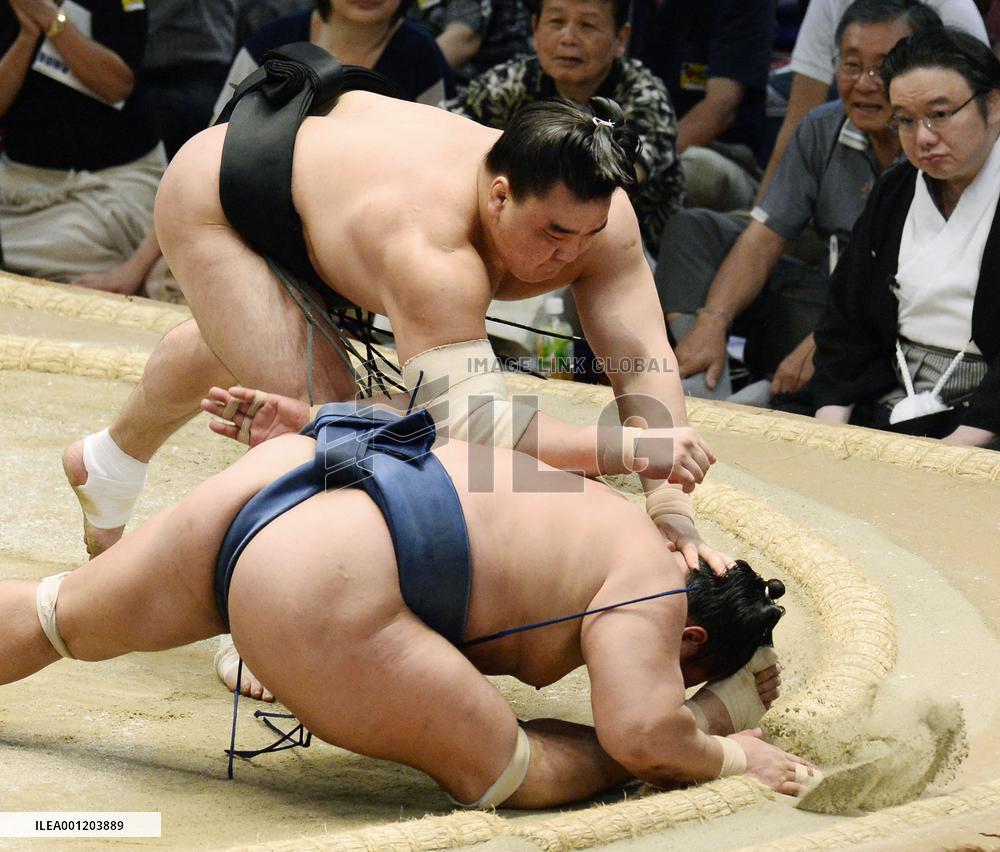 Harumafuji flattens Homasho at Nagoya sumo tournament