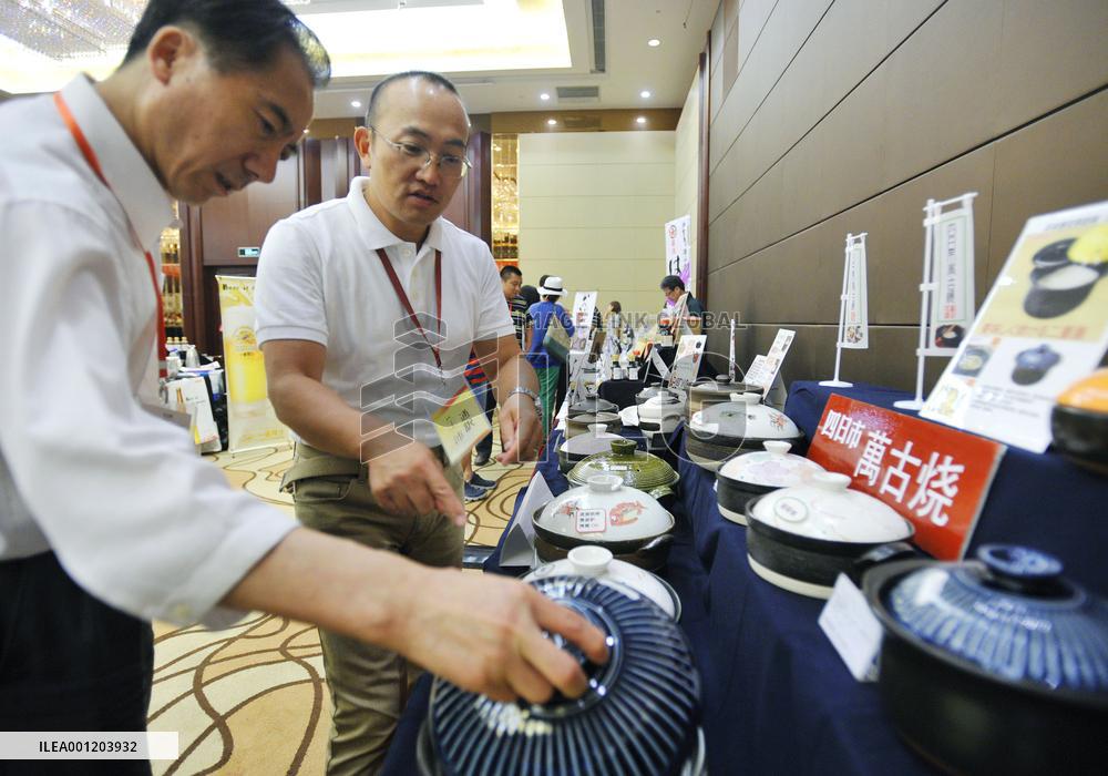 Visitor checks Japanese tableware at fair in Beijing