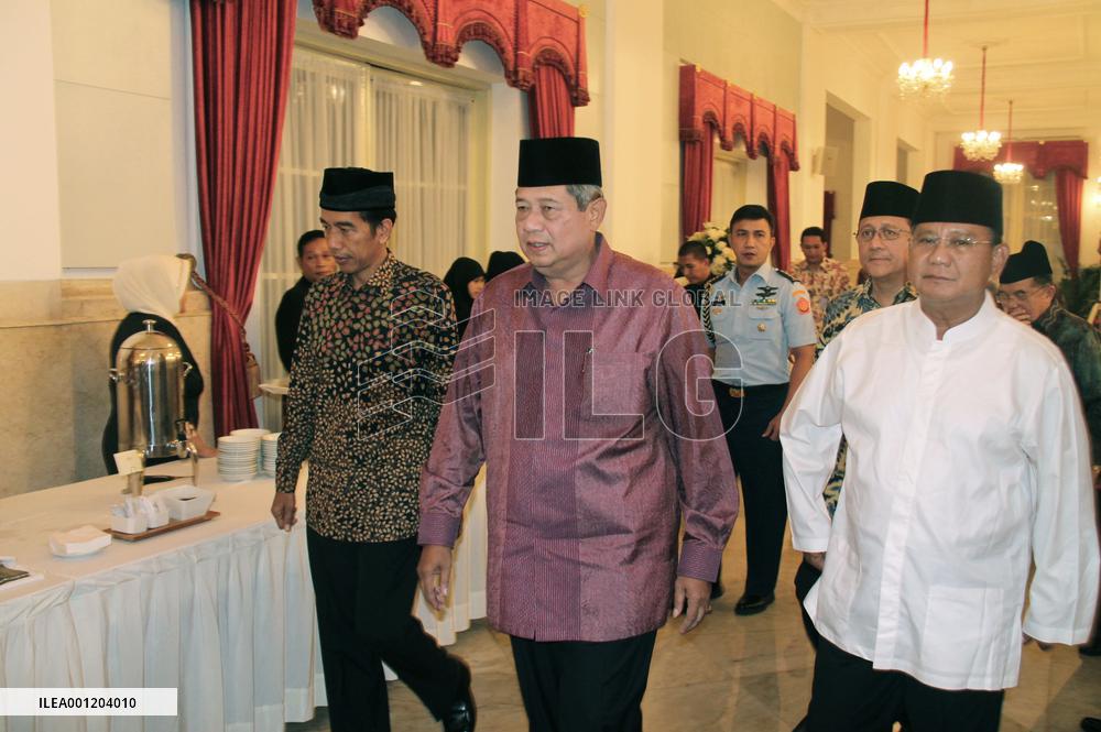 Widodo, Prabowo walk with President Yudhoyono