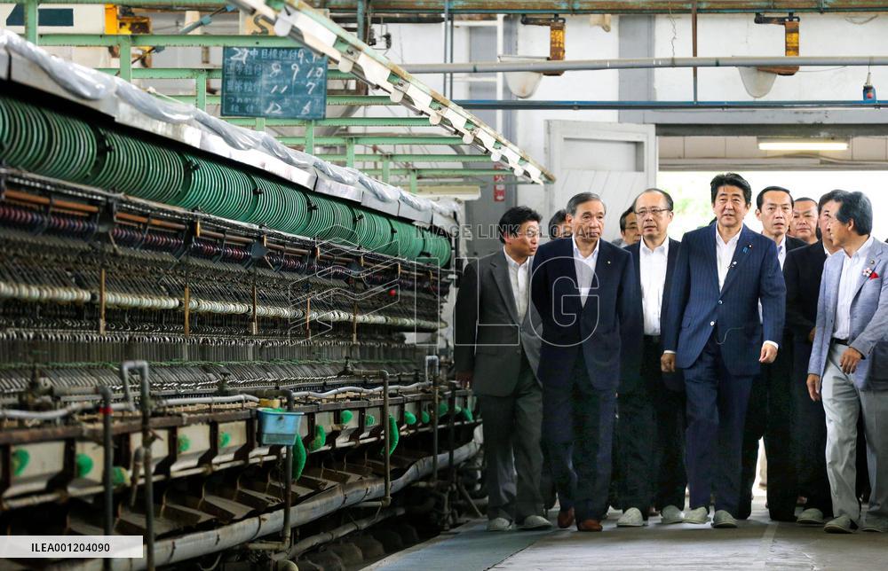 Abe visits UNESCO-registered Tomioka Silk Mill