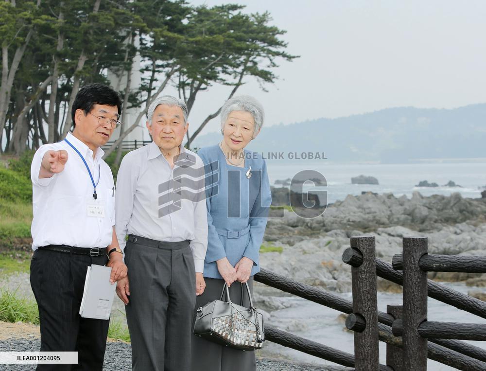 Emperor, empress visit Cape Iwaisaki