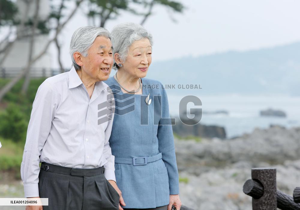 Emperor, empress visit national park in quake-hit region