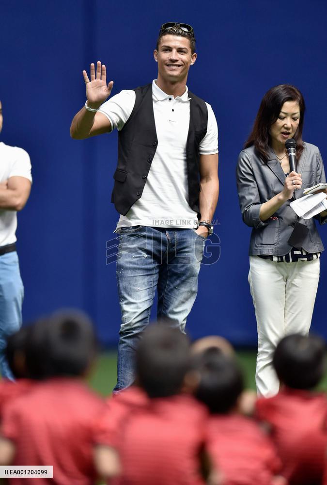 Ronaldo attends children's soccer school in Nagoya