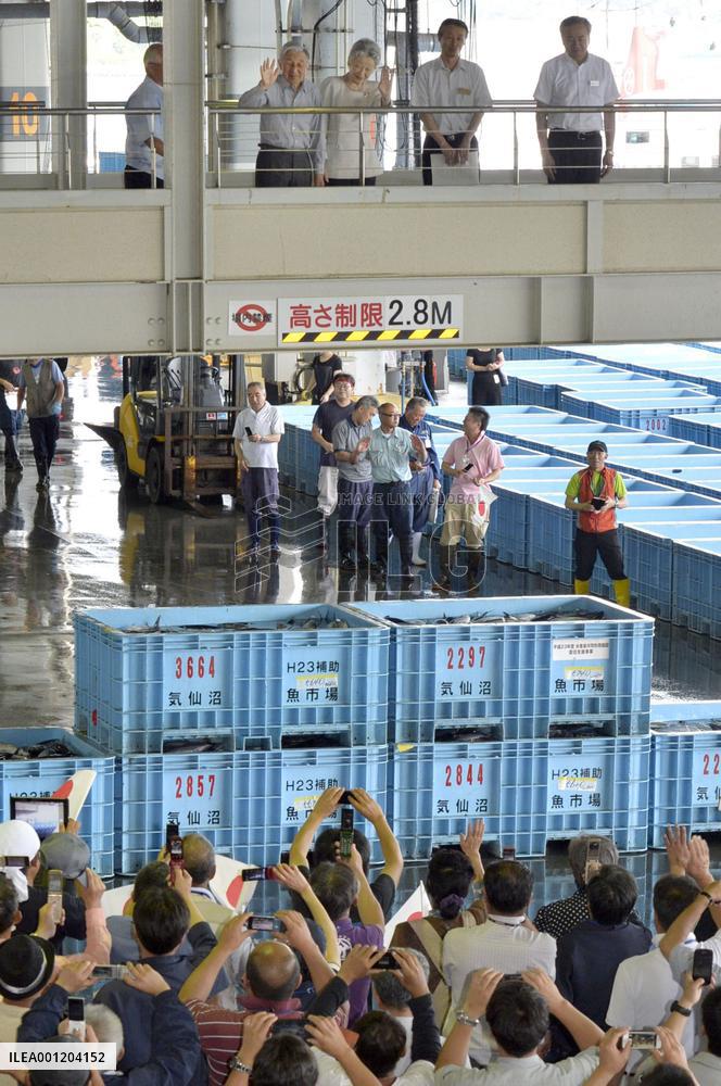Emperor, empress visit fish market in northeastern Japan