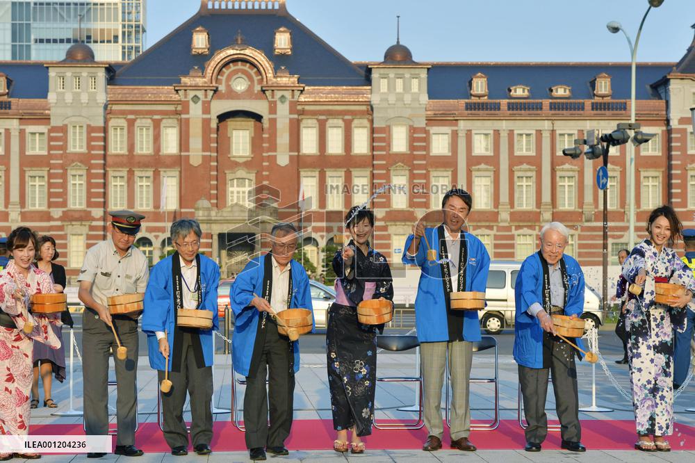 Environment minister splashes water in Tokyo