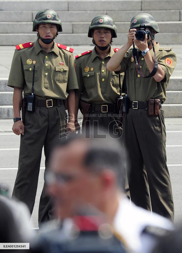 N. Korean officer points camera at U.S. general