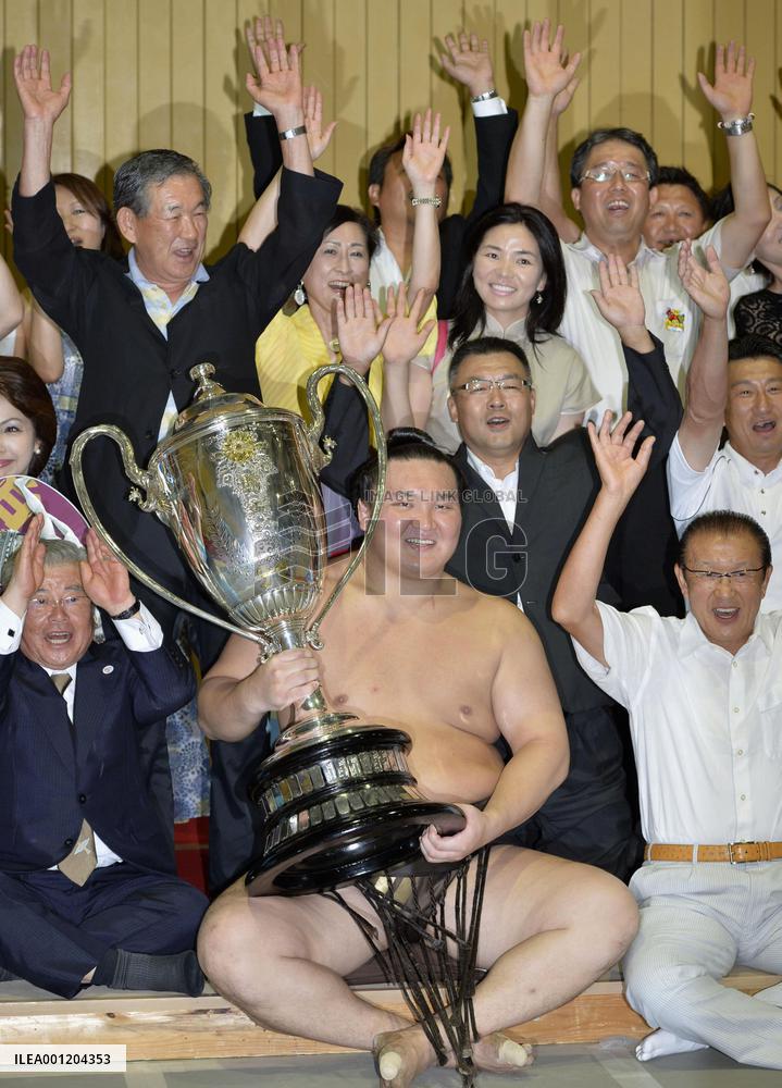 Hakuho claims 30th career championship