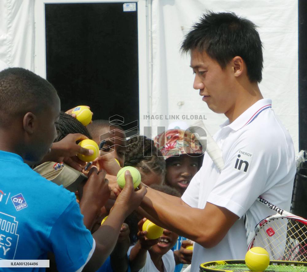Japanese tennis player Nishikori mingles with children