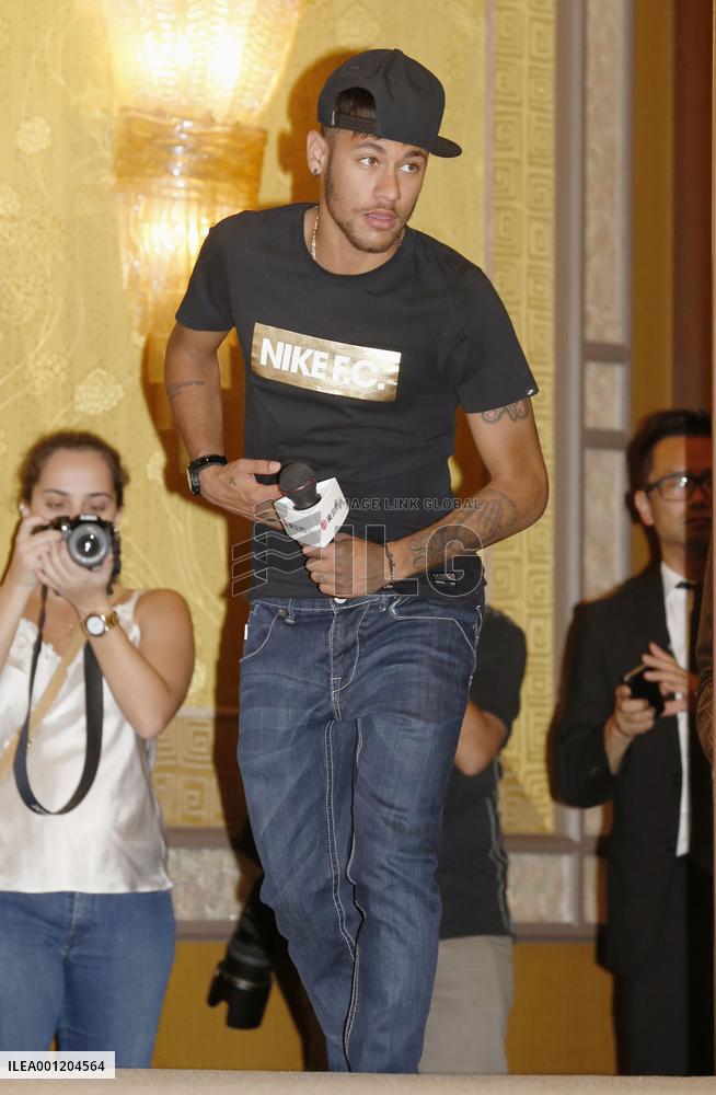 Neymar shows no ill effect from broken vertebra