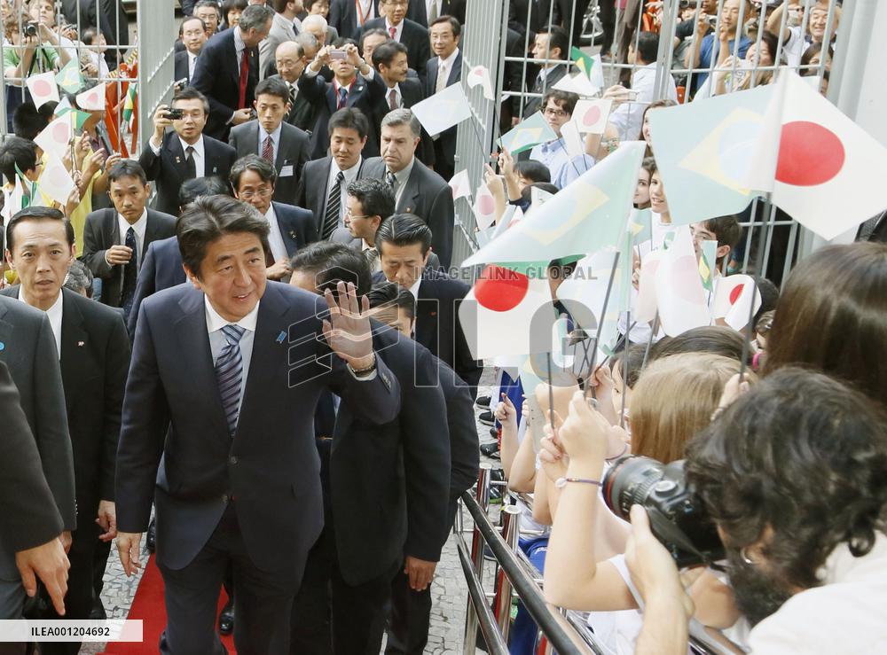 PM Abe pledges closer ties with Japanese-Brazilians