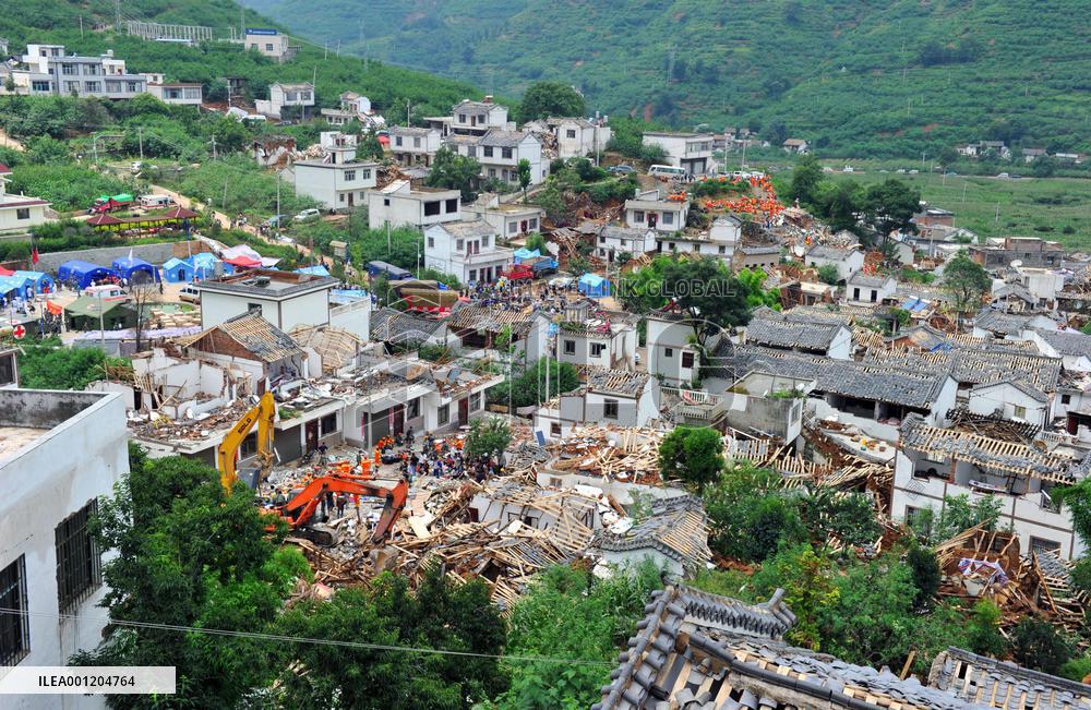 Strong quake in southern China kills hundreds