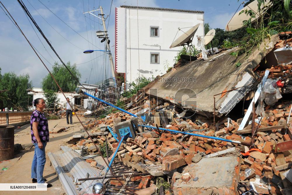 Strong quake in southwestern China kills hundreds