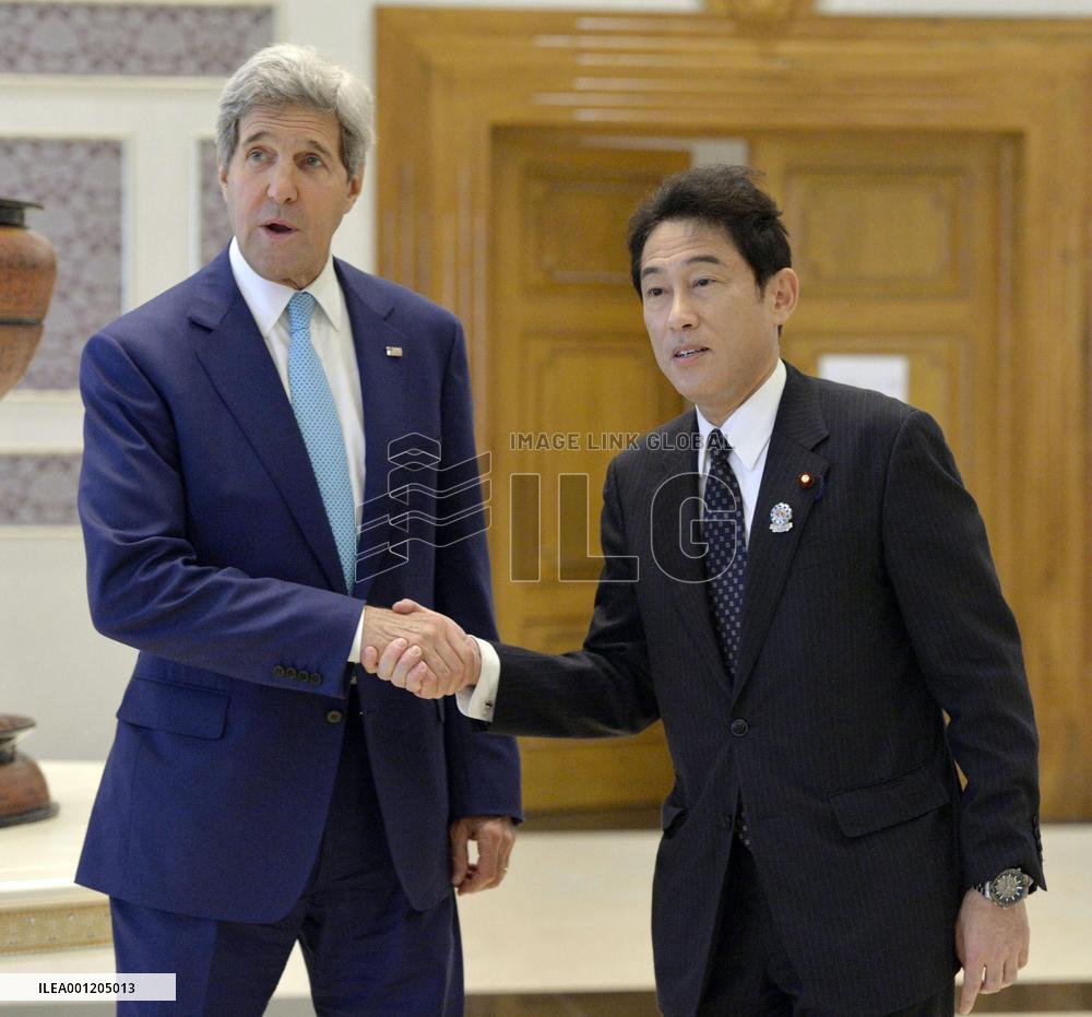 Japan's FM Kishida meets U.S. State Sec'ry Kerry in Naypyitaw