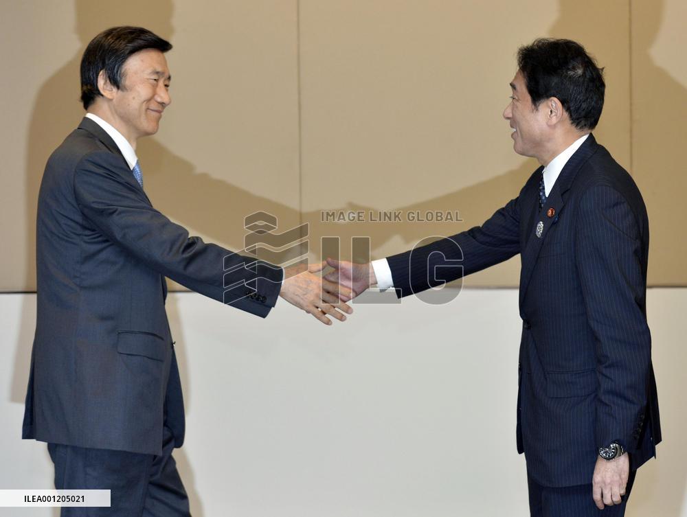 Japan, S. Korea hold foreign ministerial talks