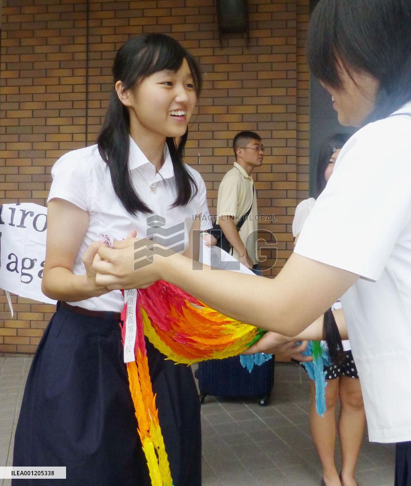 Nagasaki student peace envoy greets well-wishers